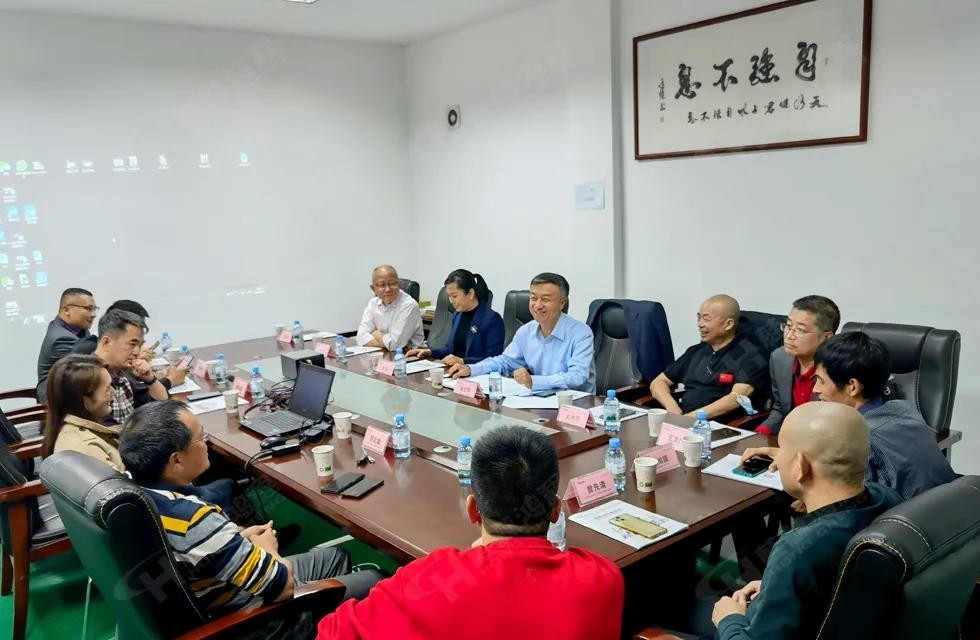 歡迎廣西塑料行業(yè)協(xié)會一行蒞臨桂林鴻程礦山機(jī)械廠參觀指導(dǎo)！